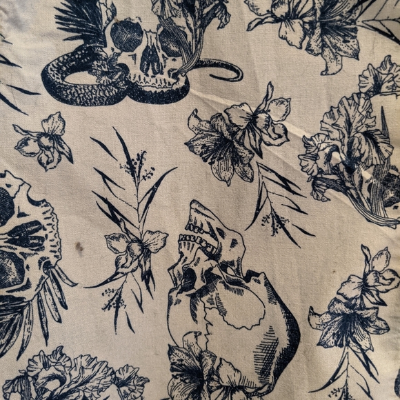 H&M SKULL AND ROSE CASUAL BUTTON DOWN - Picture 2 of 3